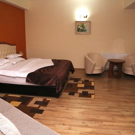 Hotel Crystal Palace Râmnicu Vâlcea Exteriör bild