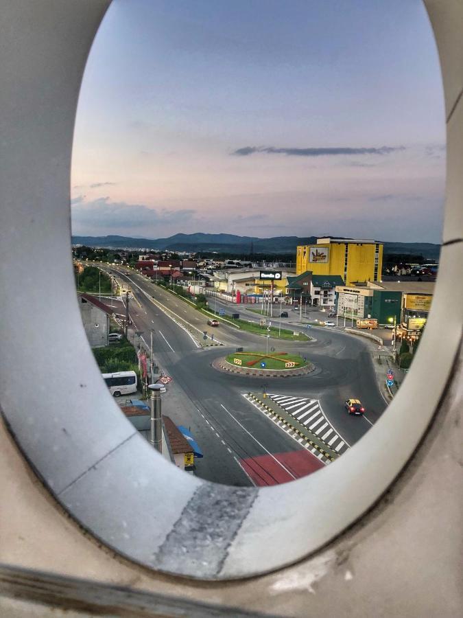Hotel Crystal Palace Râmnicu Vâlcea Exteriör bild