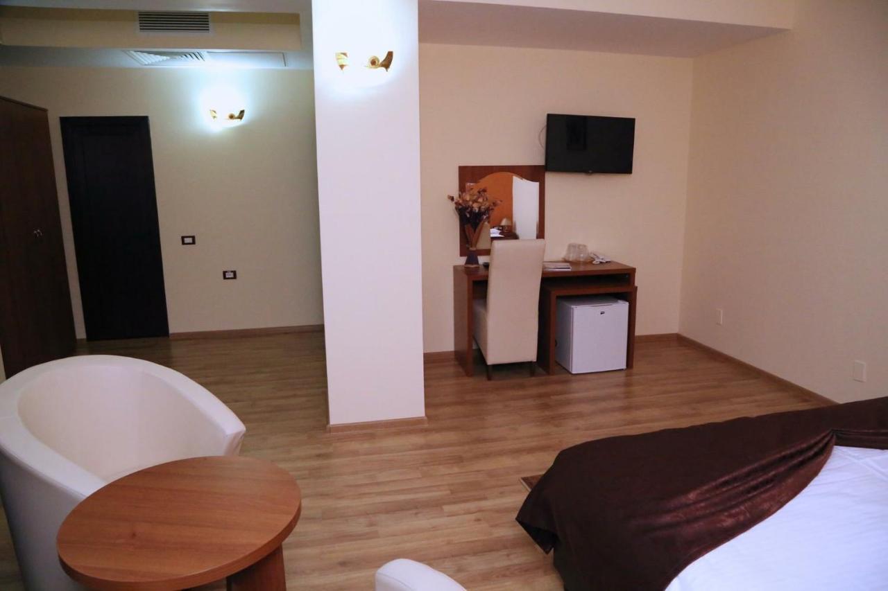 Hotel Crystal Palace Râmnicu Vâlcea Exteriör bild