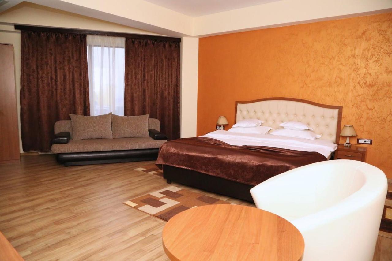Hotel Crystal Palace Râmnicu Vâlcea Exteriör bild