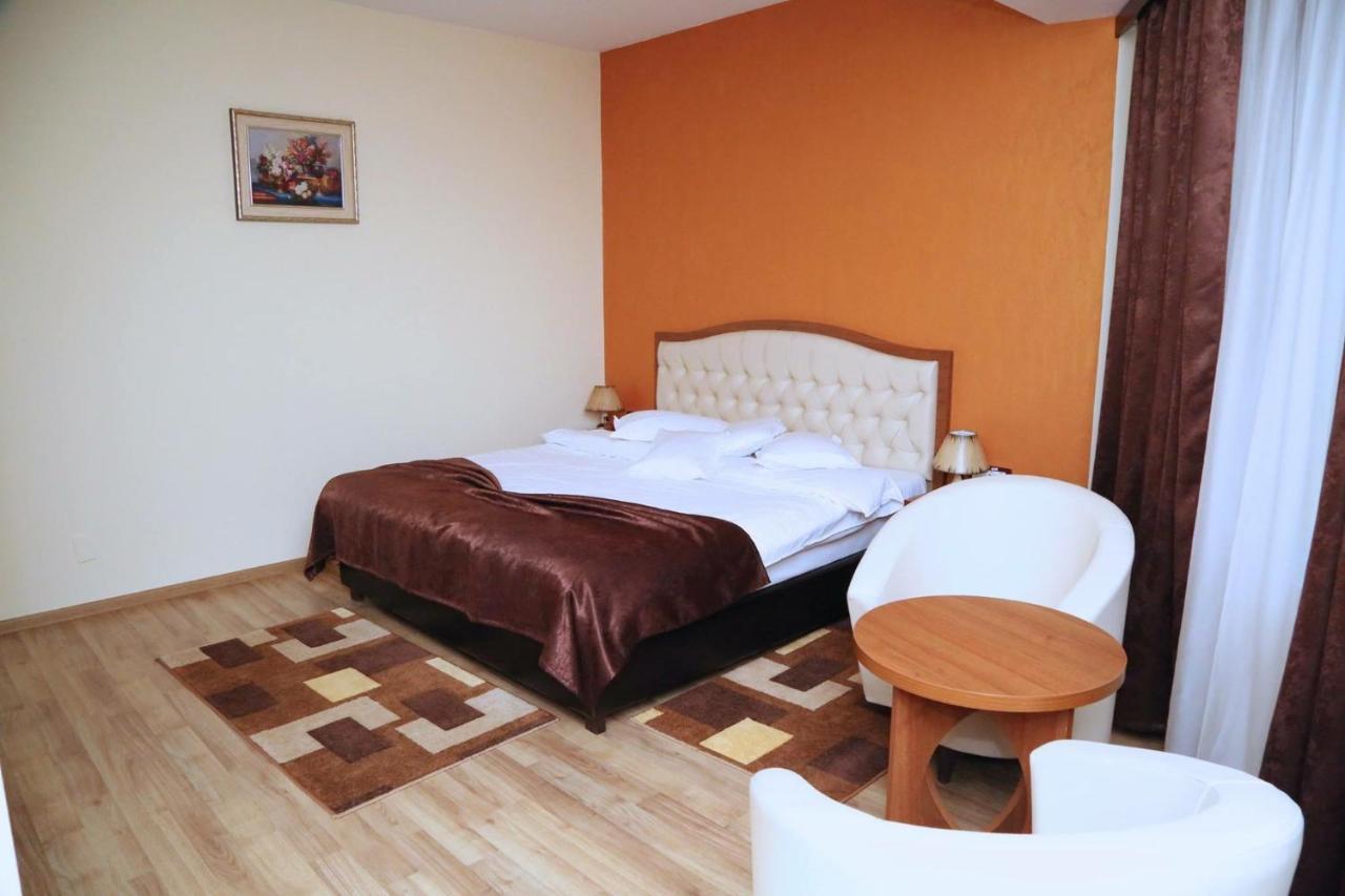 Hotel Crystal Palace Râmnicu Vâlcea Exteriör bild